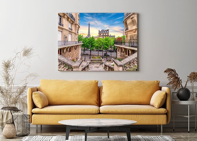 Impression sur toile accrochée dans un salon chaleureux au décor contemporain, fabriqué au Québec