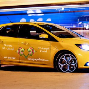 Véhicule de livraison jaune avec lettrage personnalisé
