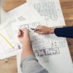 Plans architecturaux – Équipe d’architectes collaborant sur des plans de construction
