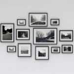 Impression Photo - Photographies encadrées de différentes tailles exposées sur un mur